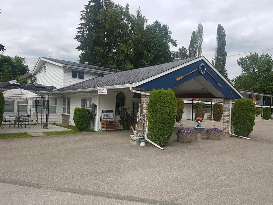 Anchor Riverfront Motel Sicamous Εξωτερικό φωτογραφία