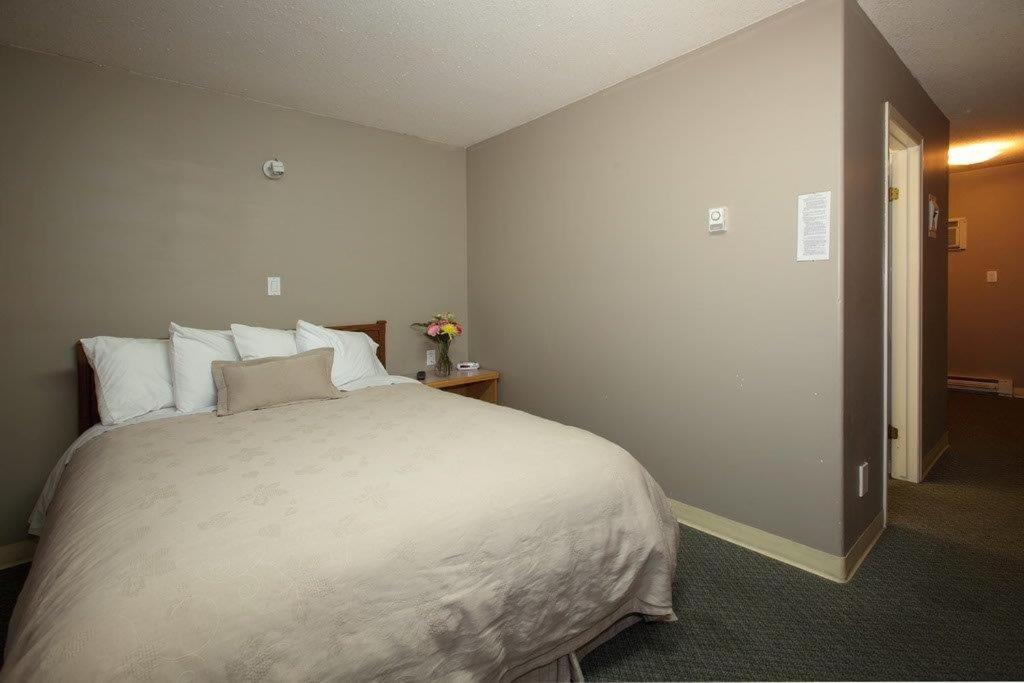 Anchor Riverfront Motel Sicamous Εξωτερικό φωτογραφία