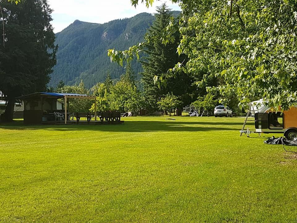 Anchor Riverfront Motel Sicamous Εξωτερικό φωτογραφία