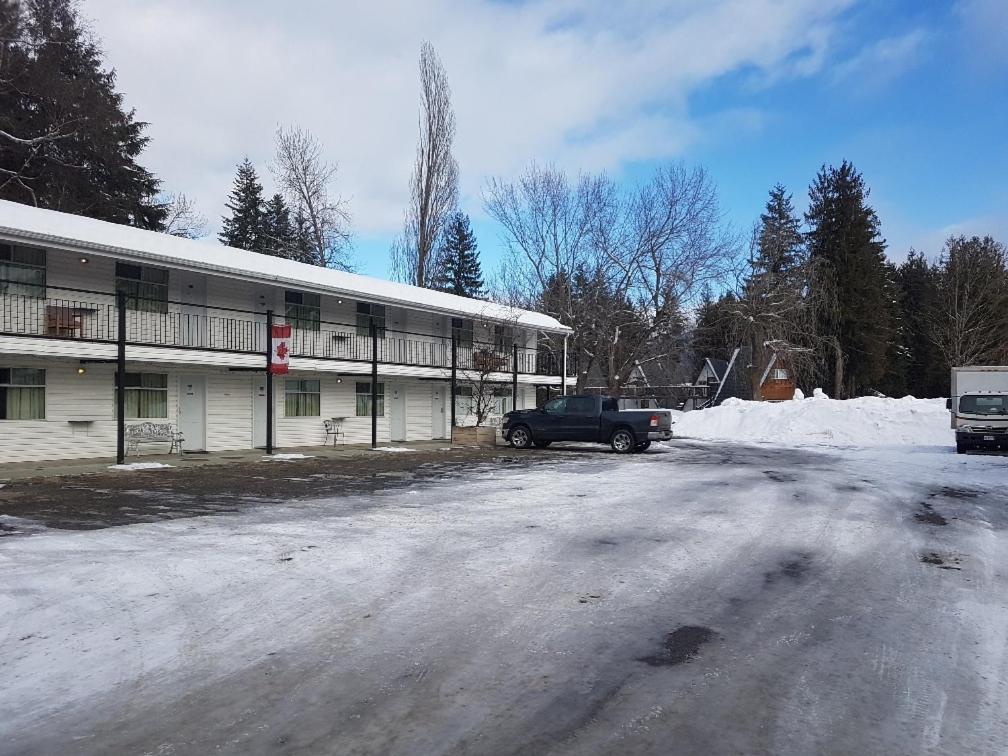 Anchor Riverfront Motel Sicamous Εξωτερικό φωτογραφία