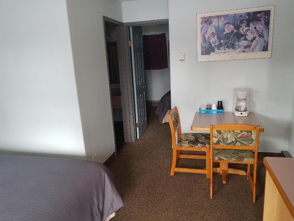 Anchor Riverfront Motel Sicamous Εξωτερικό φωτογραφία
