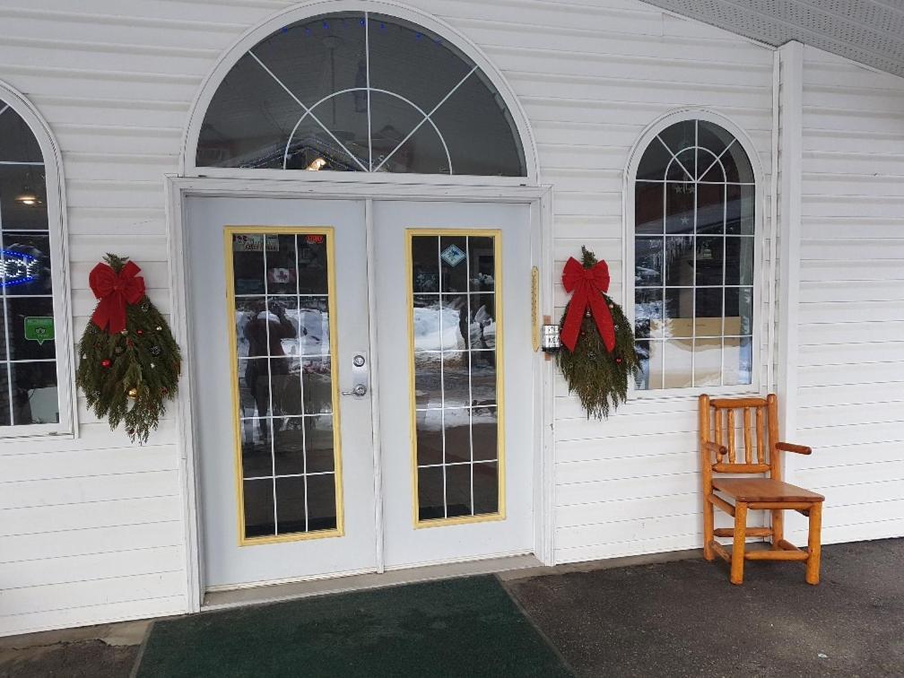 Anchor Riverfront Motel Sicamous Εξωτερικό φωτογραφία
