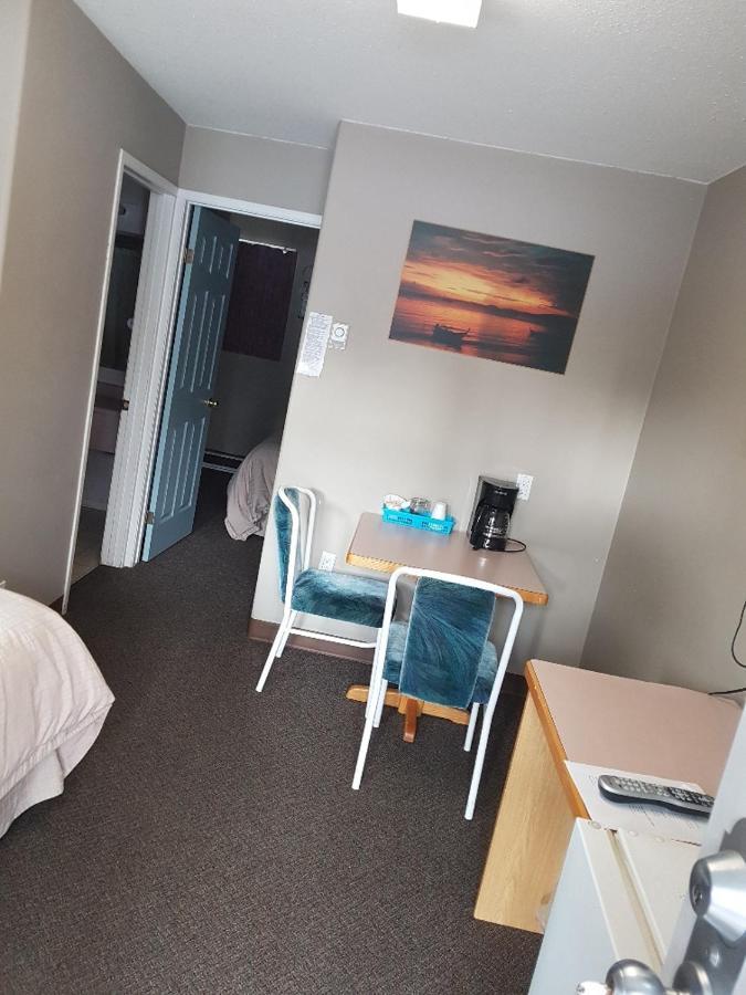 Anchor Riverfront Motel Sicamous Εξωτερικό φωτογραφία