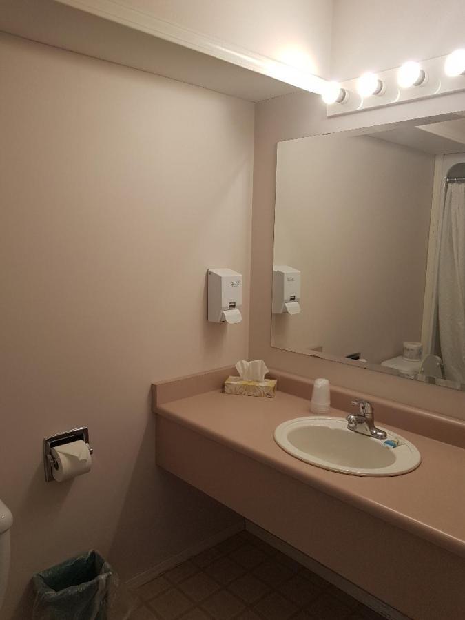Anchor Riverfront Motel Sicamous Εξωτερικό φωτογραφία