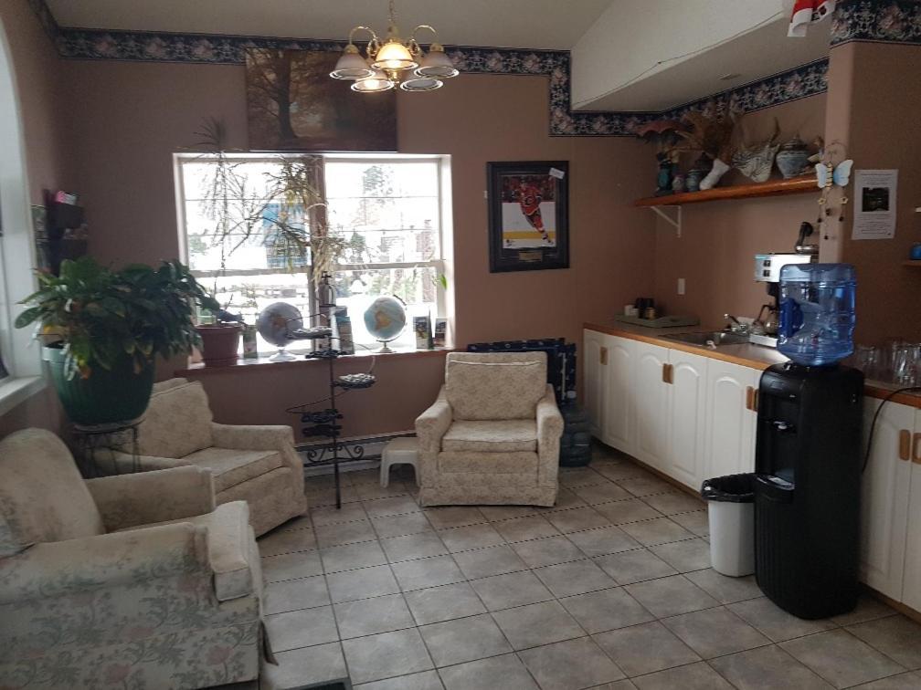 Anchor Riverfront Motel Sicamous Εξωτερικό φωτογραφία